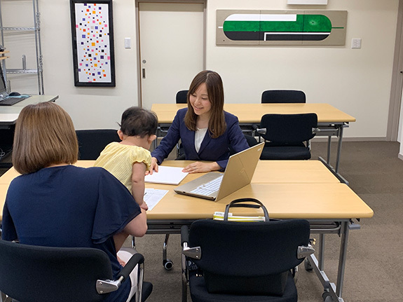 写真：お客様対応中